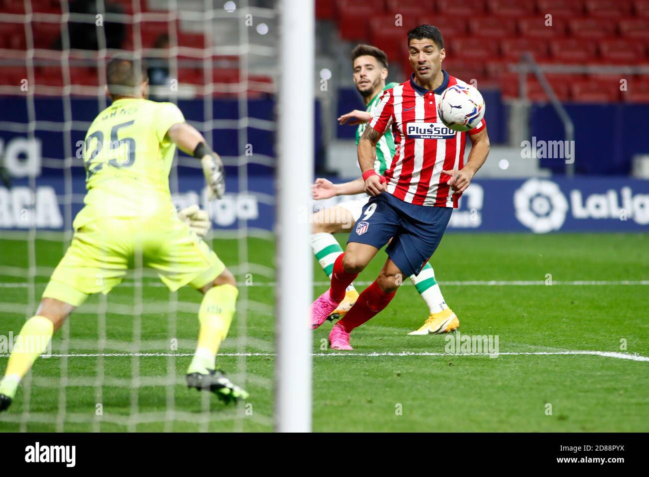 Luis Suarez di Atletico de Madrid e Claudio Bravo di Real Betis in azione durante il campionato spagnolo la Liga Partita di calcio tra Atletico C. Foto Stock