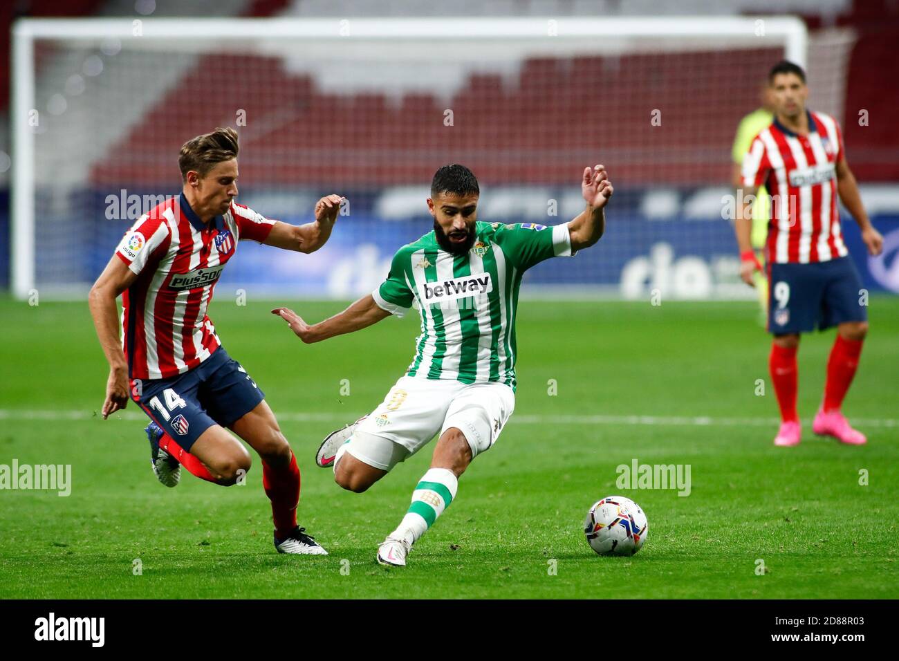 Nabil Fekir di Real Betis e Marcos Llorente di Atletico De Madrid in azione durante il campionato spagnolo la Liga Partita di calcio tra Atletico C. Foto Stock