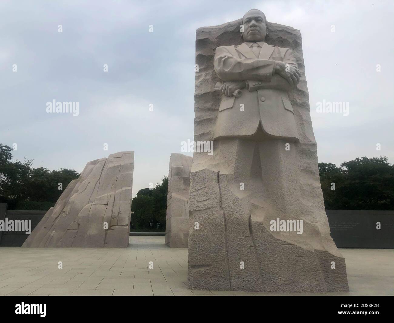 Ampia vista del monumento Martin Luther King Jr. Sotto un cielo blu chiaro. Foto Stock