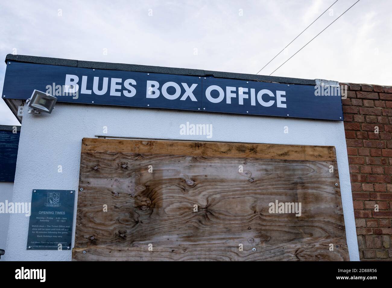 Roots Hall, Southend on Sea, Essex, Regno Unito. 28 Ott 2020. Il club calcistico Southend United oggi si trova ad affrontare un ordine di liquidazione in High Court a causa di una tassa di £493,991 per le entrate e le dogane HM a seguito di un rinvio da settembre. Il club ha lottato finanziariamente per un certo numero di anni non aiutato dal divieto di ingresso dei tifosi a causa della pandemia COVID-19, e sono stati colpiti con un embargo di trasferimento mentre le ordinanze del tribunale sono in vigore. Il club sta languendo in fondo alla Lega due, essendo stato relegato la stagione precedente. Biglietteria Blues, salito a bordo Foto Stock