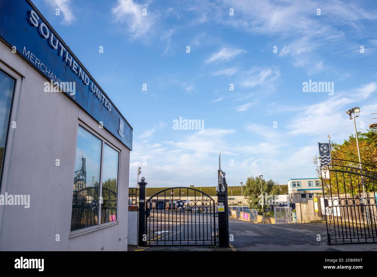 Roots Hall, Southend on Sea, Essex, Regno Unito. 28 Ott 2020. Il club calcistico Southend United oggi si trova ad affrontare un ordine di liquidazione in High Court a causa di una tassa di £493,991 per le entrate e le dogane HM a seguito di un rinvio da settembre. Il club ha lottato finanziariamente per un certo numero di anni non aiutato dal divieto di ingresso dei tifosi a causa della pandemia COVID-19, e sono stati colpiti con un embargo di trasferimento mentre le ordinanze del tribunale sono in vigore. Il club sta languendo in fondo alla Lega due, essendo stato relegato la stagione precedente. Negozio di merchandising, ufficio, all'ingresso dello stadio Foto Stock