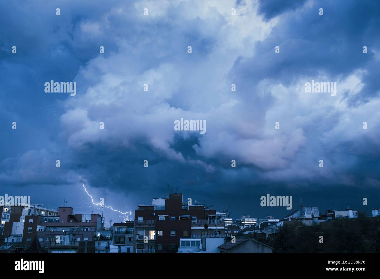 Tempesta elettrica in un quartiere di Barcellona. Catalogna. Spagna. Foto Stock