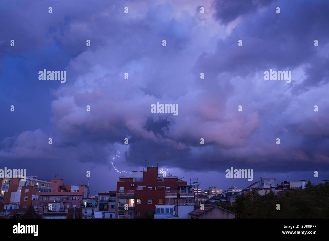 Tempesta elettrica in un quartiere di Barcellona. Catalogna. Spagna. Foto Stock