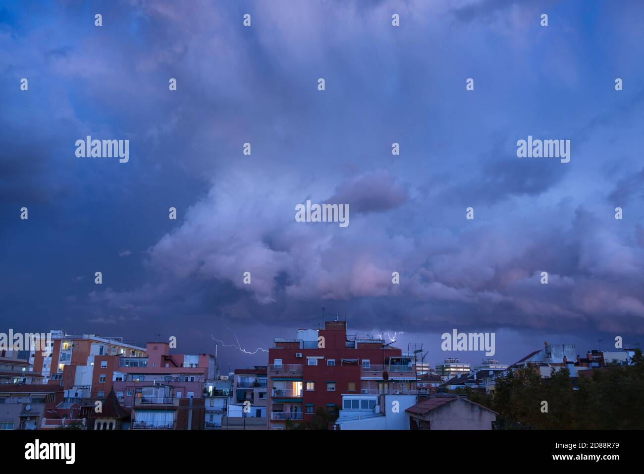 Tempesta elettrica in un quartiere di Barcellona. Catalogna. Spagna. Foto Stock