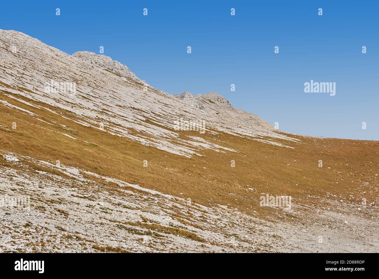 paesaggio desertato - tundra secca di montagna su un altopiano in una giornata limpida Foto Stock