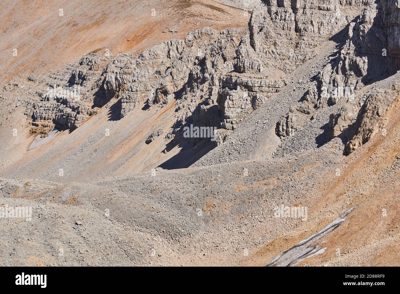 vista di una sezione di un deserto roccioso alto-montano con rocce, talus e ghiacciai stagionati Foto Stock