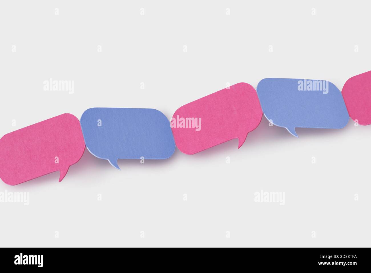 Bolle di parole rosa e blu collegate tra loro in una catena - concetto di comunicazione tra uomini e donne (comunicazione di genere) Foto Stock