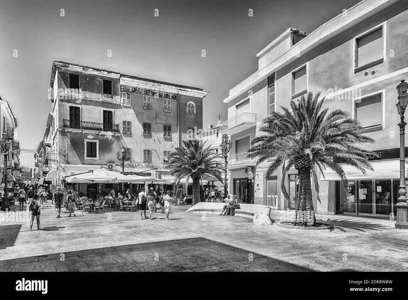 LA MADDALENA, ITALIA - 7 AGOSTO: I turisti che si godono una giornata di sole in Piazza Garibaldi, piazza centrale dell'Isola della Maddalena, Sardegna, Italia, 7 agosto 2 Foto Stock