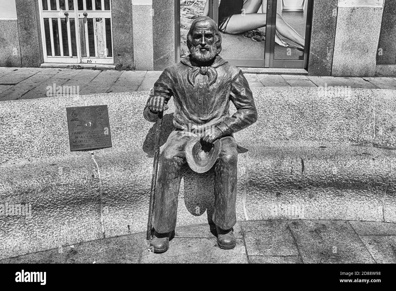 LA MADDALENA, ITALIA - 7 AGOSTO 2020: Statua bronzea di Giuseppe Garibaldi nella piazza principale di la Maddalena, Sardegna, Italia, 7 agosto 2008 Foto Stock