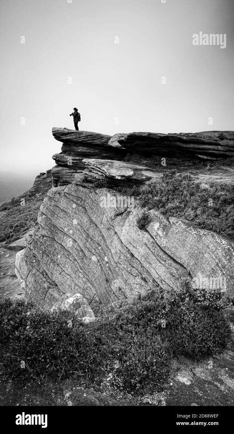 Una vista di Bamford Edge in una mattinata grigia nebbiosa con un fotografo in piedi vicino al confine .Peak distretto National Park, Derbyshire, Inghilterra, Regno Unito Foto Stock Una vista di Bamford Edge in una mattinata grigia nebbiosa con un fotografo in piedi vicino al confine .Peak distretto National Park, Derbyshire, Inghilterra, Regno Unito Foto Stock