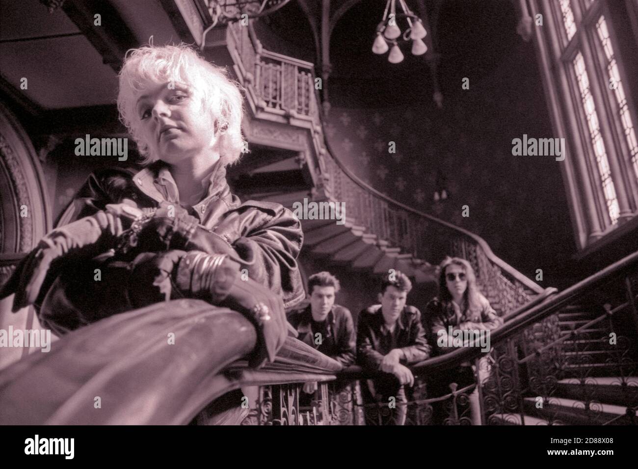 La band indie rock The Primitives fotografò al St Pancras Hotel di Londra nel 1988 Foto Stock
