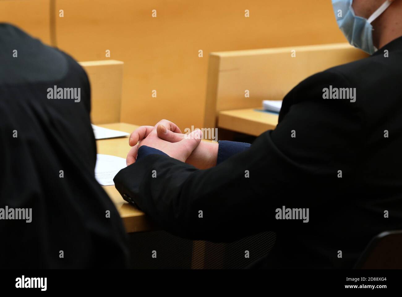 28 ottobre 2020, Baviera, Würzburg: C'è un uomo seduto sul molo presso il tribunale della contea. L'età di 23 anni è accusato di aver abusato di un bambino a morte poco prima di Natale 2019. Foto: Karl-Josef Hildenbrand/dpa Foto Stock