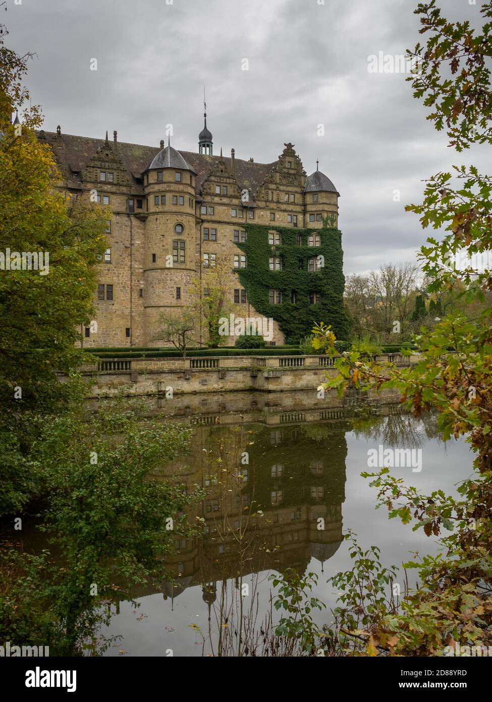 Neuenstein Schloss riflesso nel fossato Foto Stock