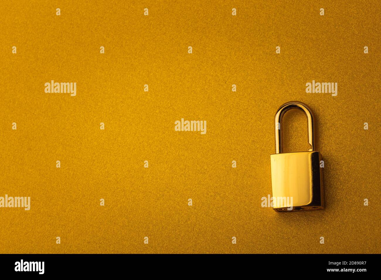 Blocco dorato su sfondo dorato con spazio vuoto per testo Foto Stock