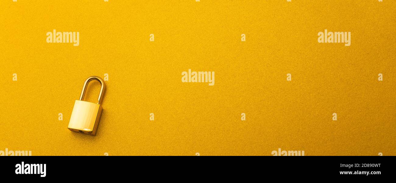 Blocco dorato su sfondo dorato con spazio vuoto per testo Foto Stock