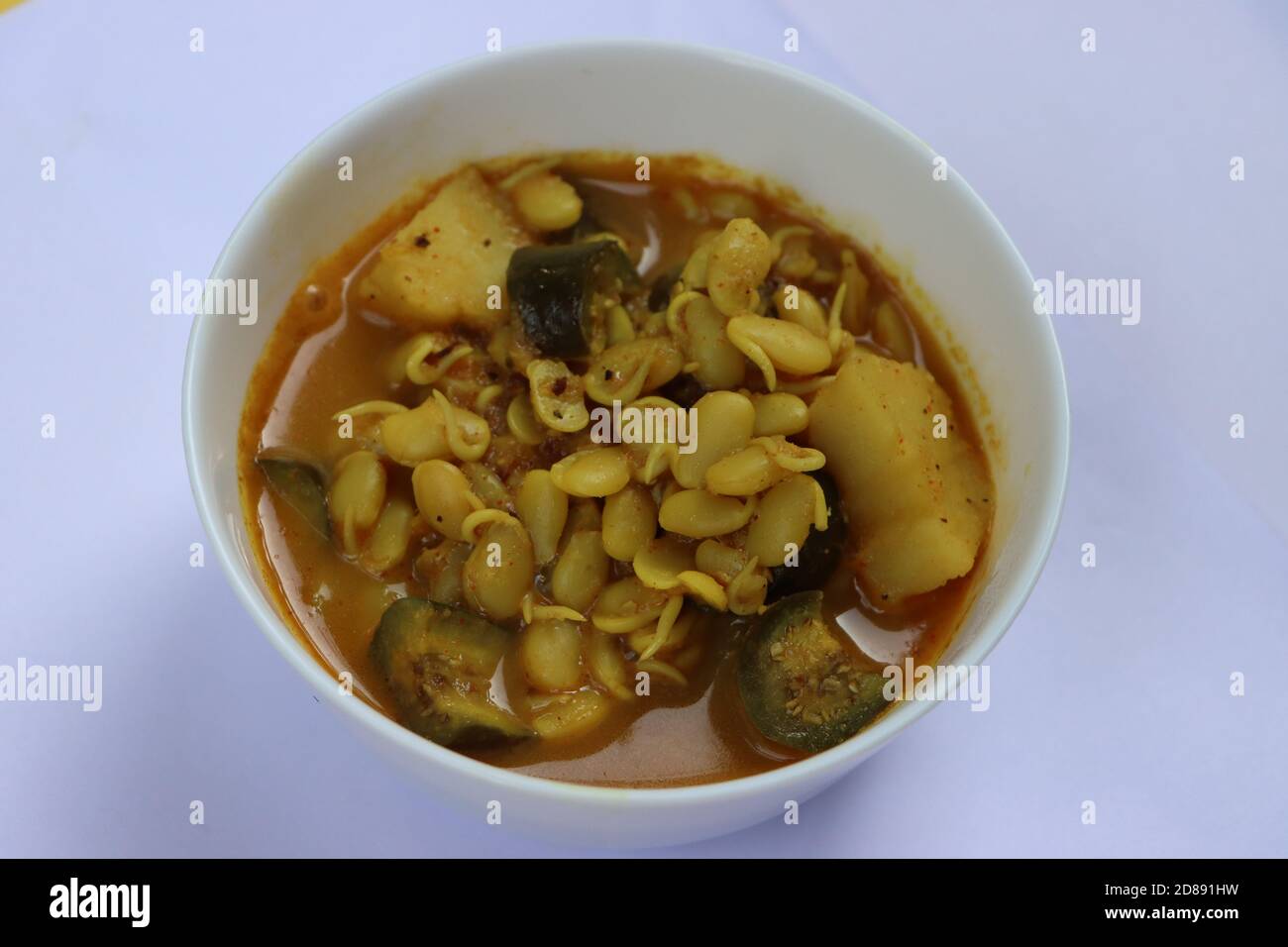 Walachi Usal, fagioli germogliati al curry con brinjals di patate, cibo maharashtrio autentico Foto Stock