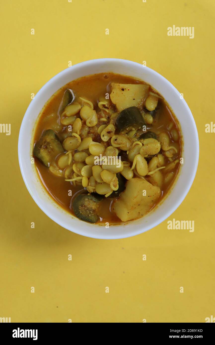 Walachi Usal, fagioli germogliati al curry con brinjals di patate, cibo maharashtrio autentico Foto Stock
