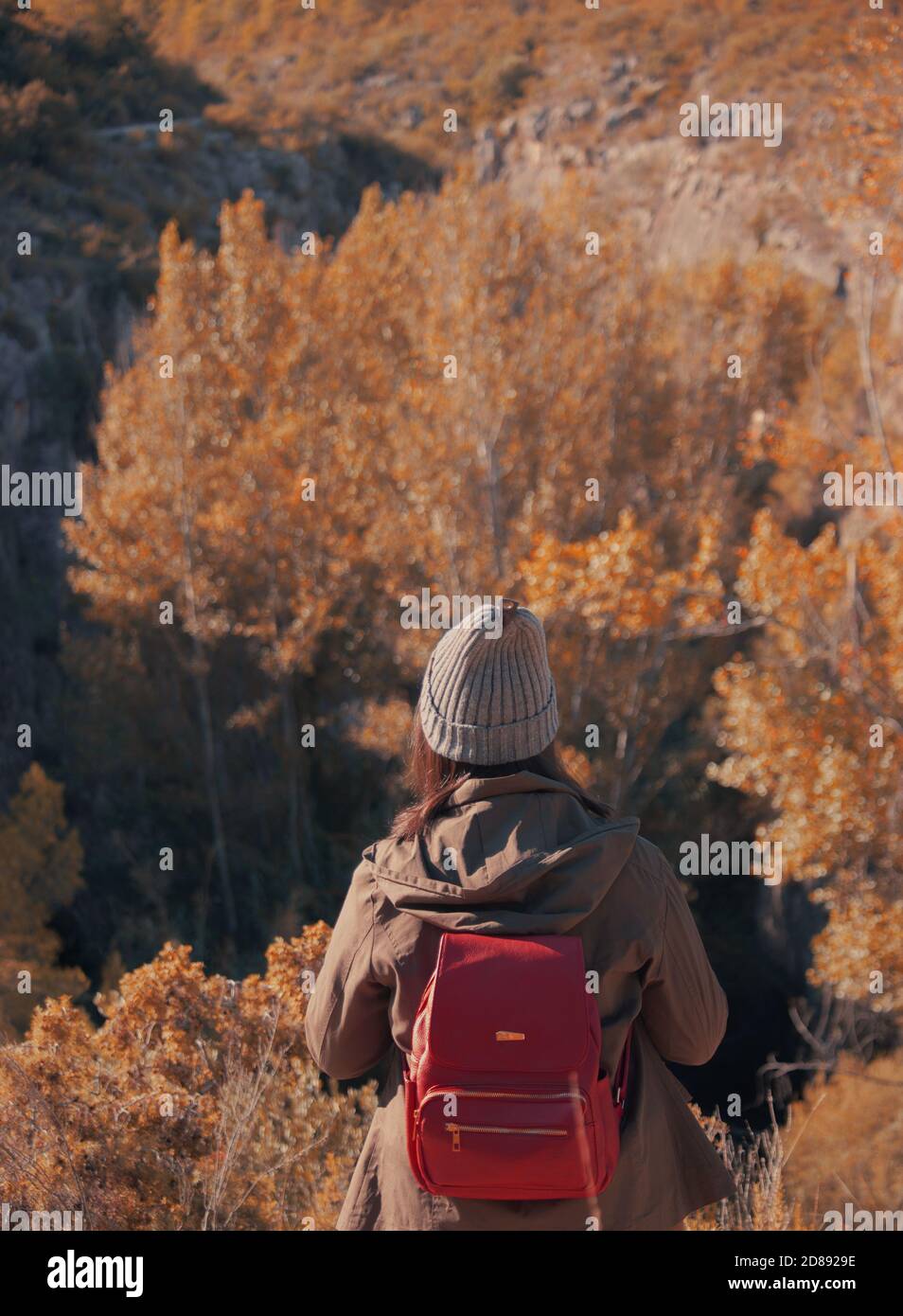 Le donne Backpacker godono della natura nell'inverno 2020. In attesa di una nuova avventura in montagna e di perdersi in loro. Un viaggiatore che vuole esplorare. Foto Stock