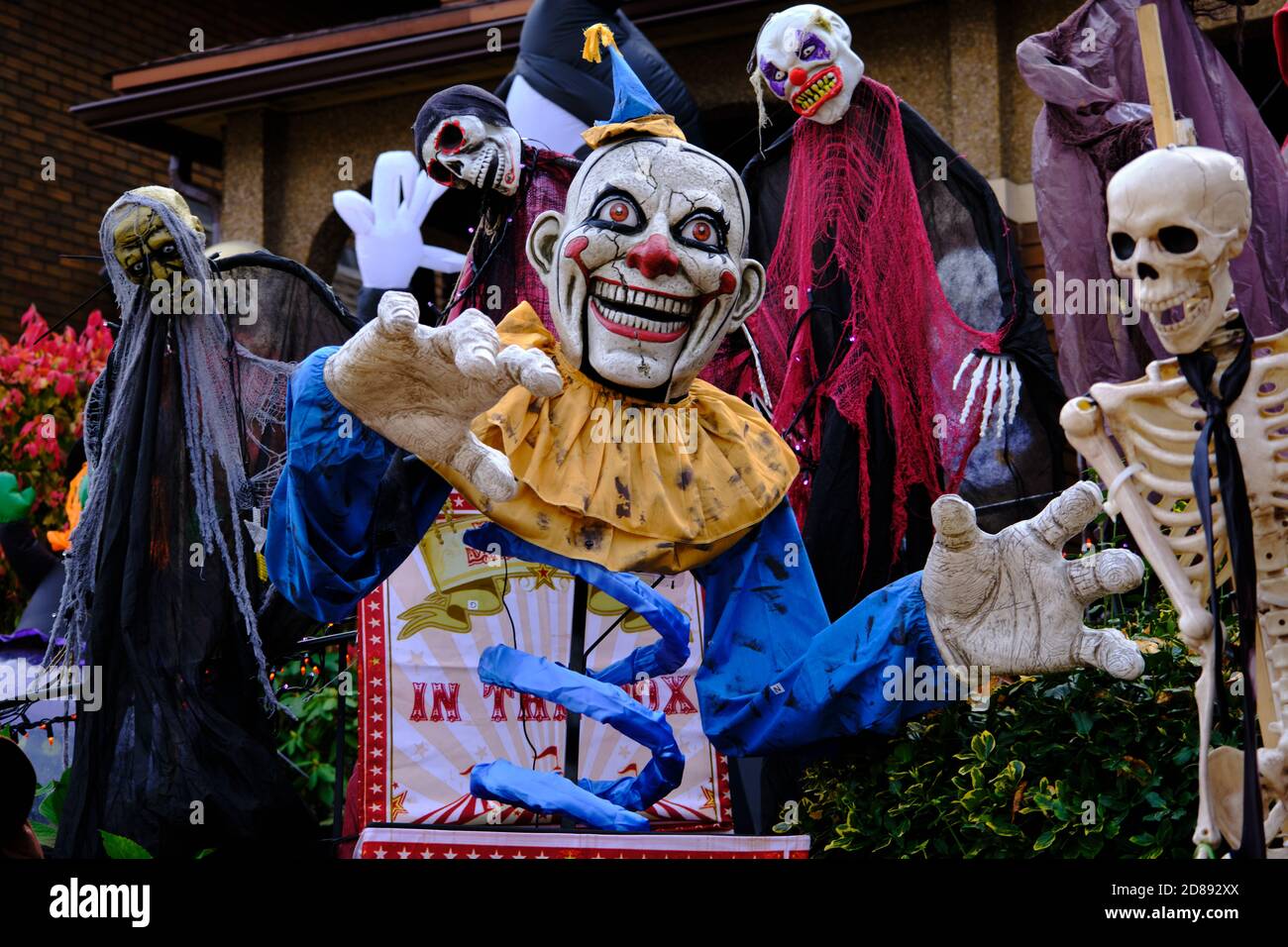 Ottawa, Canada. Ottobre 2020. Decorazione di Halloween caratterizzata da un jack creepy in un manichino clown scatola Foto Stock