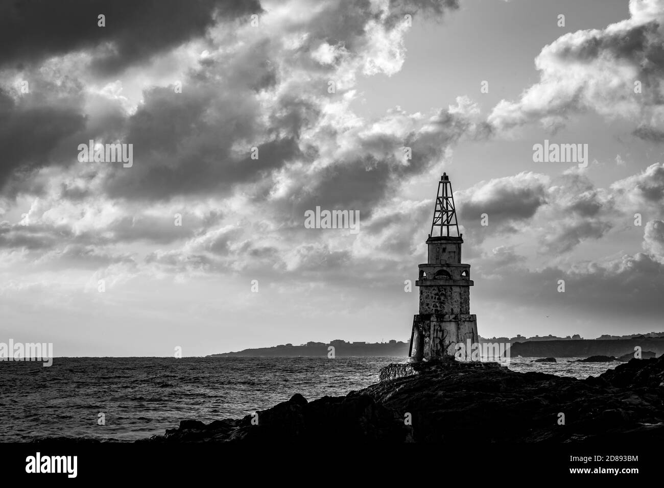 Scenario incredibile alba al faro di Ahtopol, Mar Nero, Bulgaria sud-orientale. Belle nuvole in bianco e nero. Foto di viaggio di ottobre. Foto Stock