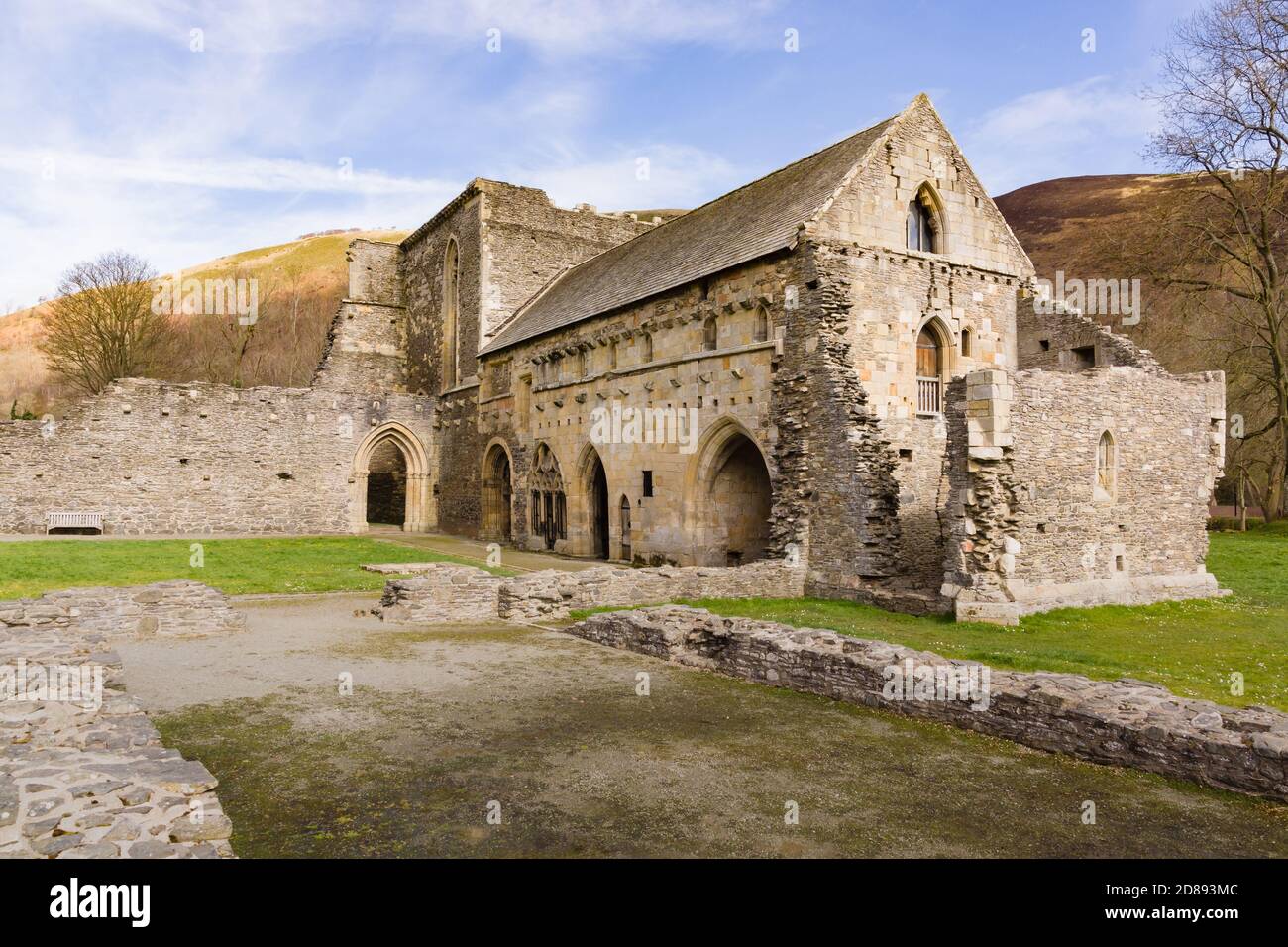 L'Abbazia di Valle Crucis fu fondata nel 1201 come cistercense monastero e chiuso nel 1537 un importante punto di riferimento nel vale di Llangollen Galles del Nord Foto Stock