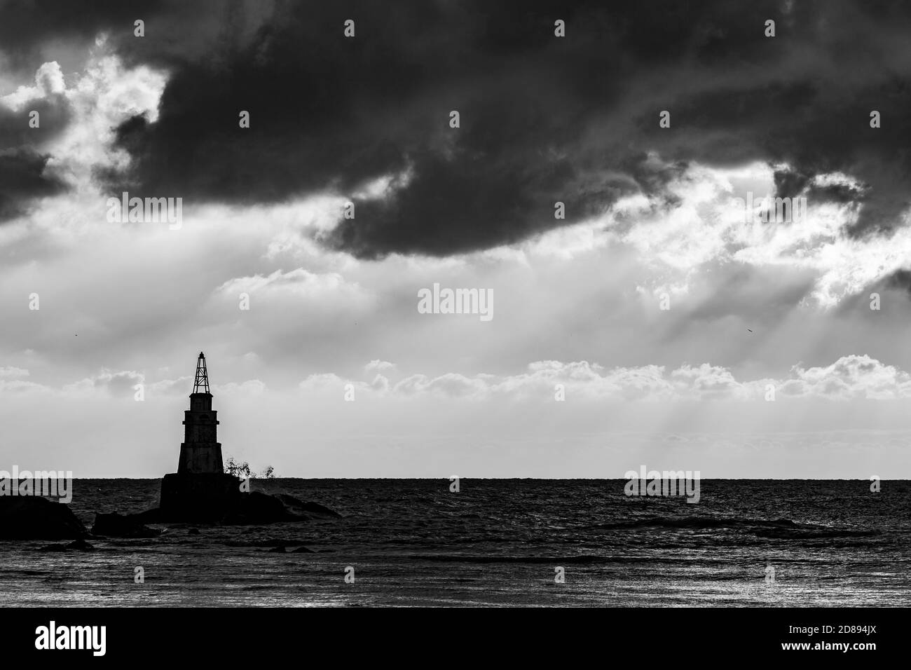 Scenario incredibile alba al faro di Ahtopol, Mar Nero, Bulgaria sud-orientale. Belle nuvole in bianco e nero. Foto di viaggio di ottobre. Foto Stock
