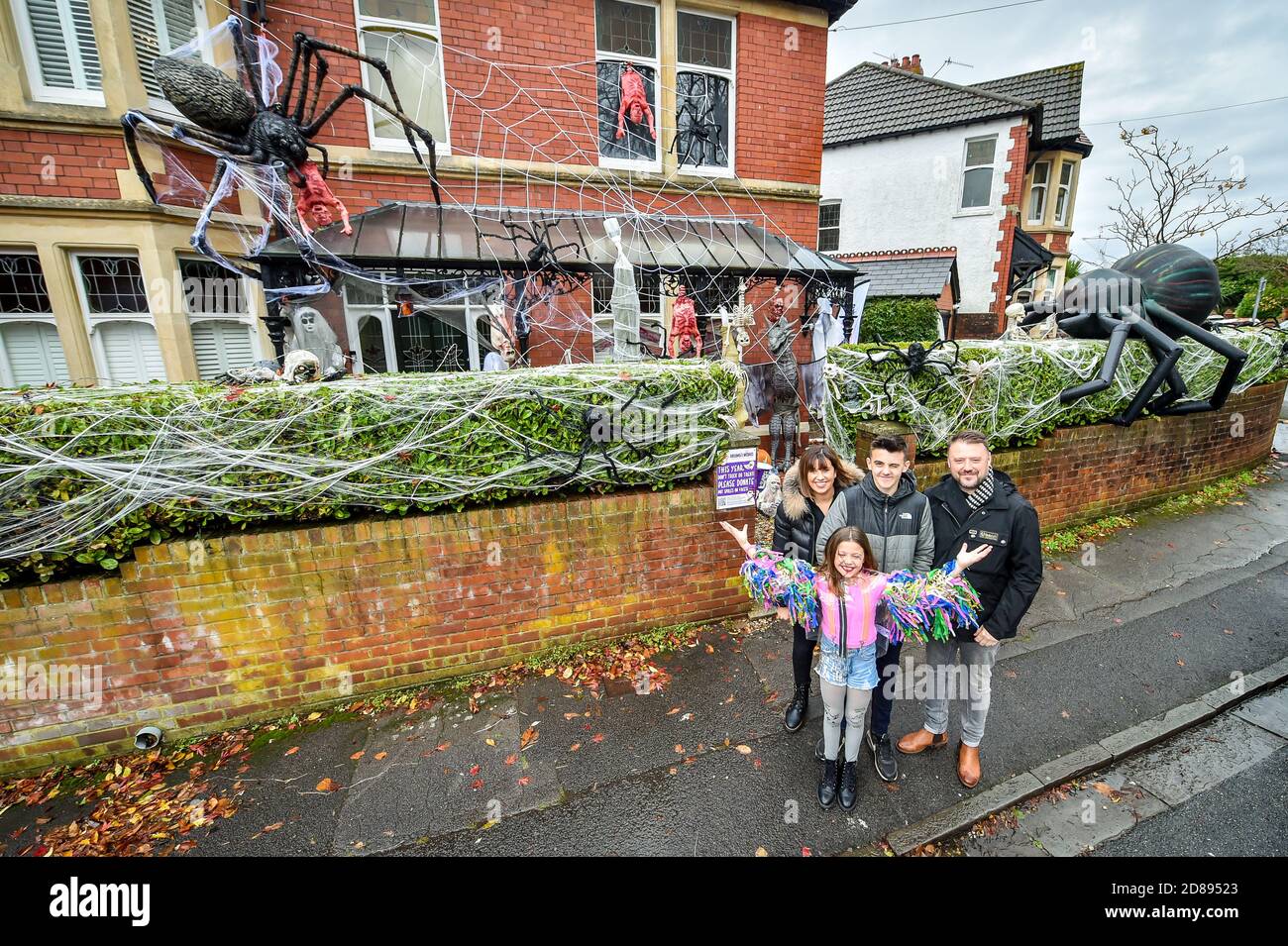La casa della famiglia Hargreaves a Llandaff, vicino a Cardiff, è decorata e adornata con decine di decorazioni realistiche di Halloween, installato da Danny Hargreaves, che lavora in TV effetti speciali. Nella foto da sinistra a destra sono Carmela, 41, Rosie, 10, Harry, 14, e Danny, 41. Foto Stock