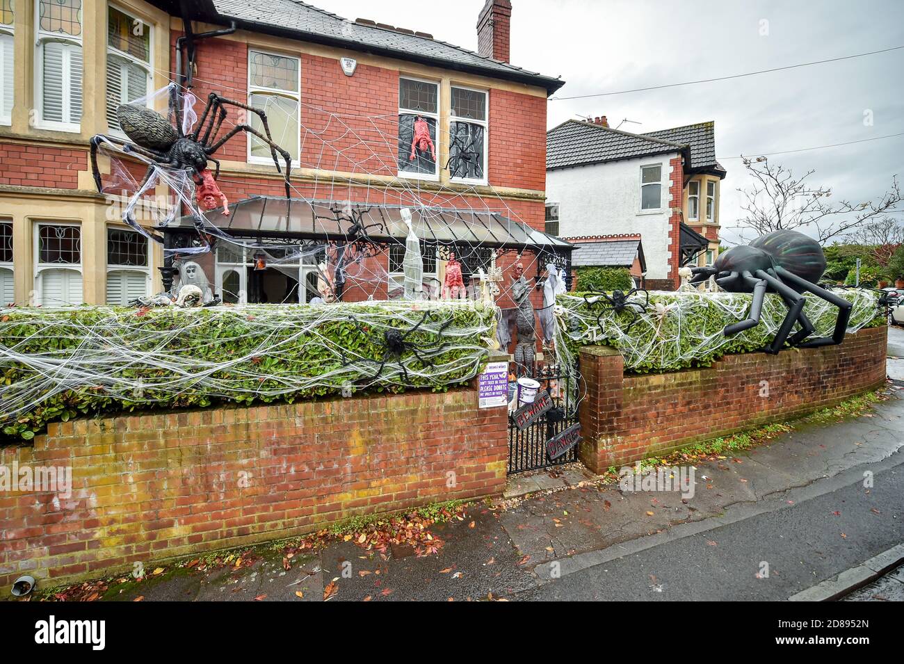 La casa della famiglia Hargreaves a Llandaff, vicino a Cardiff, è decorata e adornata con decine di decorazioni realistiche di Halloween, installato da Danny Hargreaves, che lavora in TV effetti speciali. Foto Stock