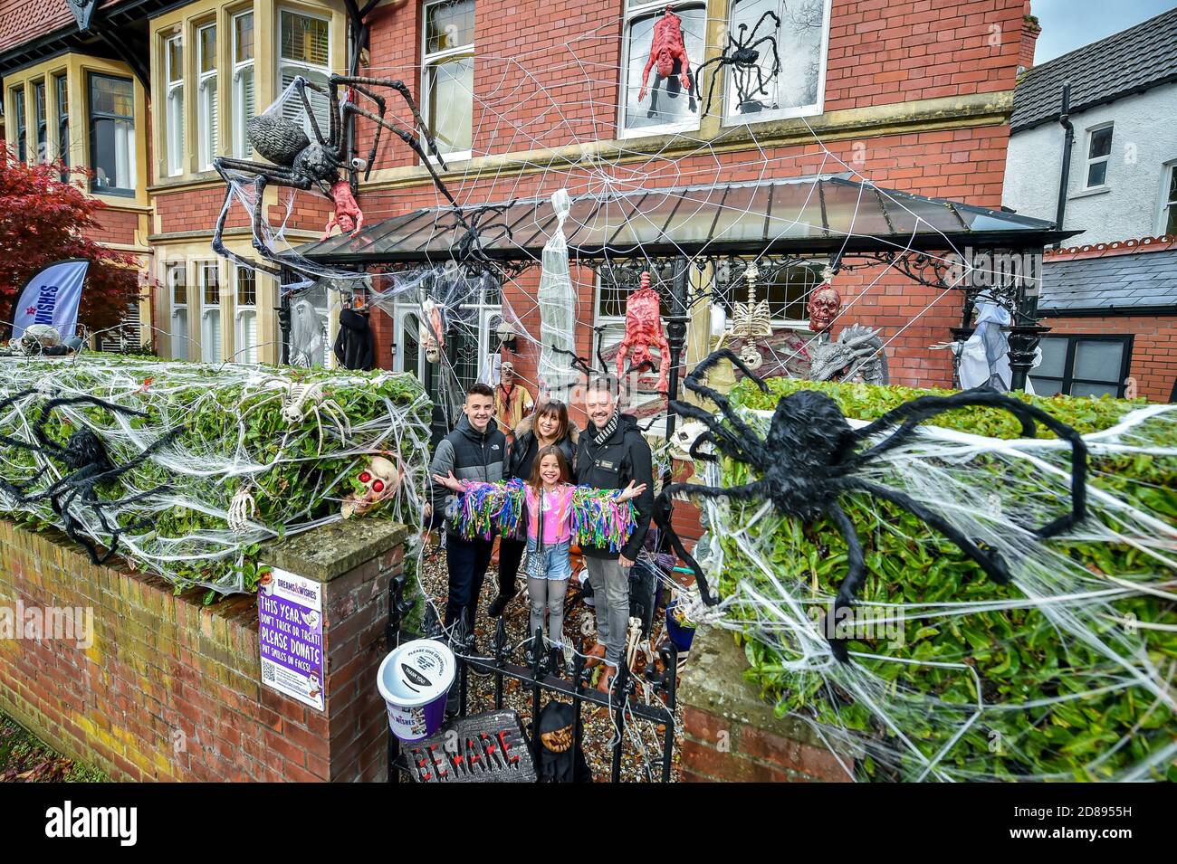 La casa della famiglia Hargreaves a Llandaff, vicino a Cardiff, è decorata e adornata con decine di decorazioni realistiche di Halloween, installato da Danny Hargreaves, che lavora in TV effetti speciali. Nella foto da sinistra a destra sono Harry, 14, Carmela, 41, Rosie, 10, e Danny, 41. Foto Stock