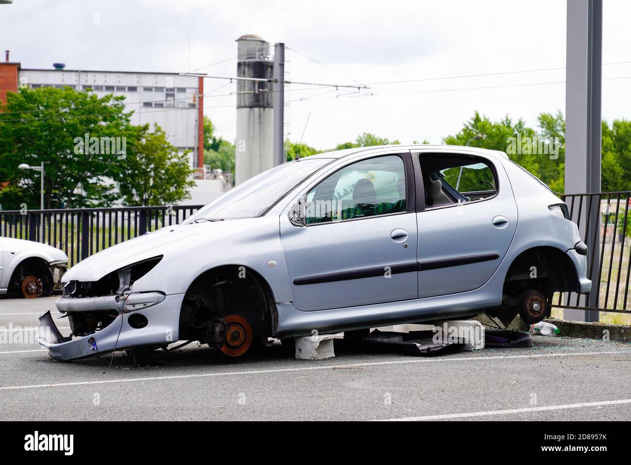 Bordeaux, Aquitaine / Francia - 16 10 2020 : Peugeot 206 rubare auto con ruote rubate in città strada Foto Stock