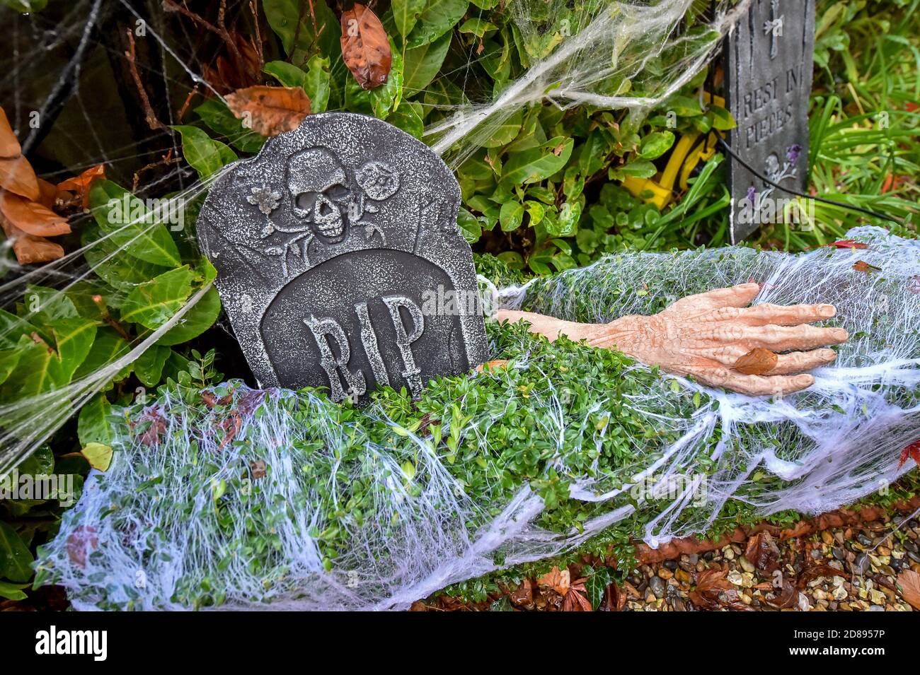 La casa della famiglia Hargreaves a Llandaff, vicino a Cardiff, è decorata e adornata con decine di decorazioni realistiche di Halloween, installato da Danny Hargreaves, che lavora in TV effetti speciali. Foto Stock