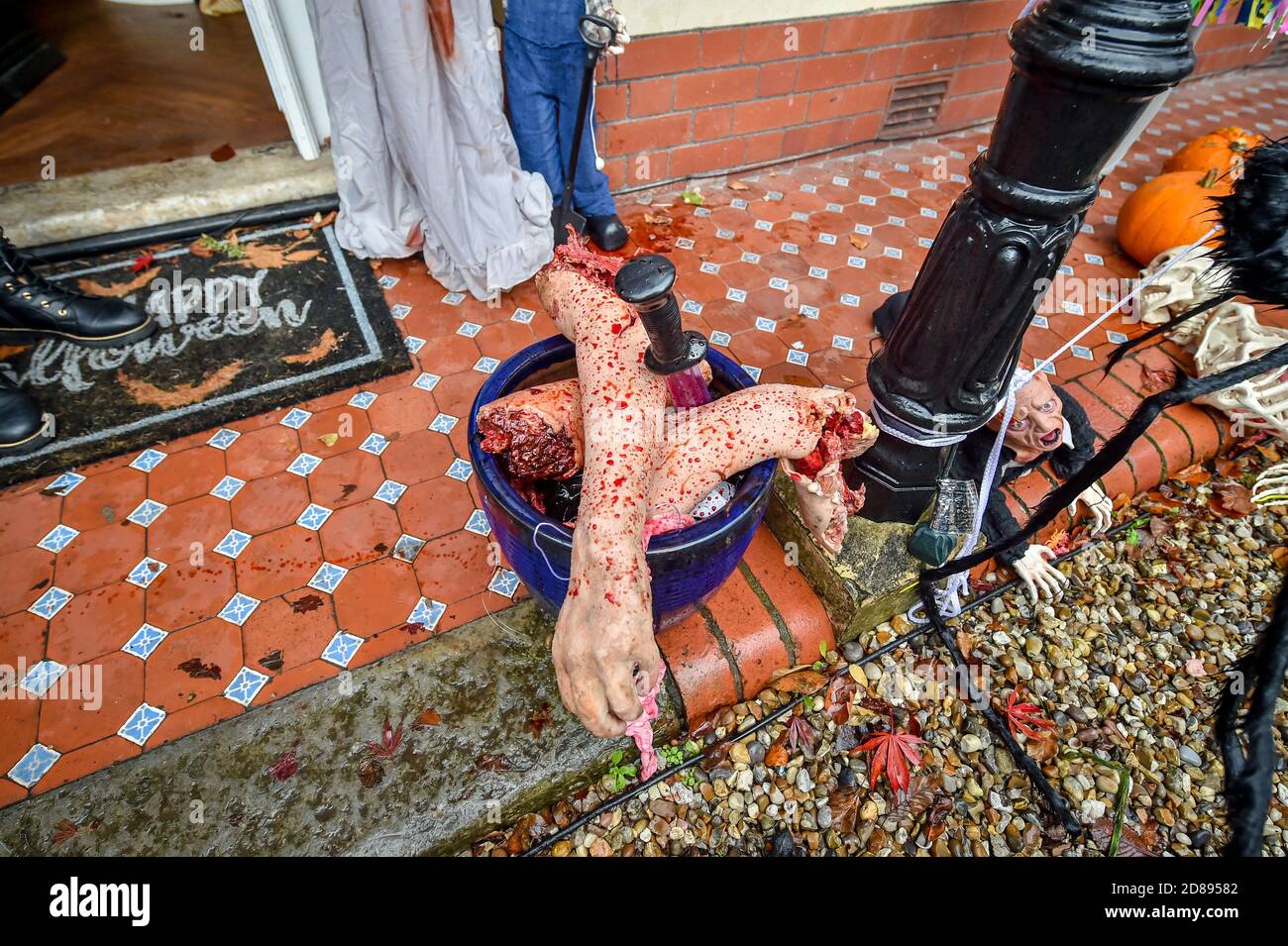 La casa della famiglia Hargreaves a Llandaff, vicino a Cardiff, è decorata e adornata con decine di decorazioni realistiche di Halloween, installato da Danny Hargreaves, che lavora in TV effetti speciali. Foto Stock