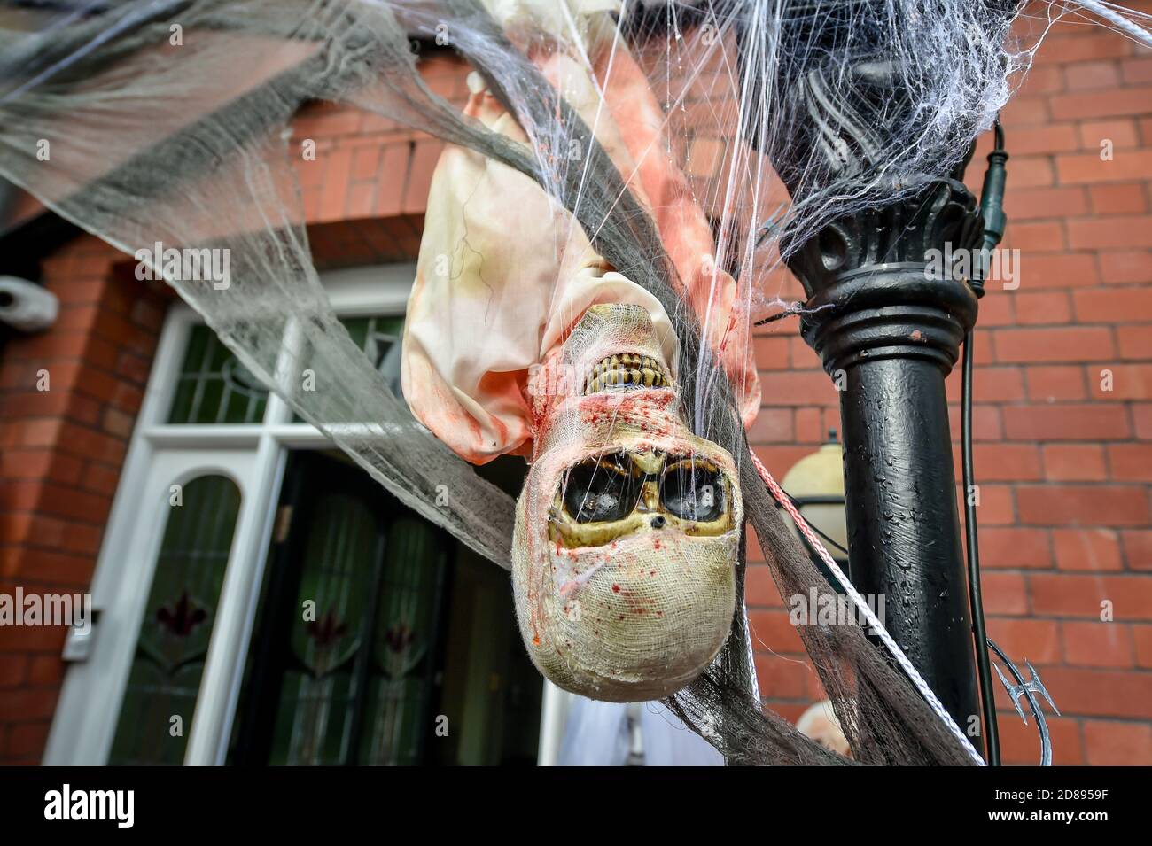 La casa della famiglia Hargreaves a Llandaff, vicino a Cardiff, è decorata e adornata con decine di decorazioni realistiche di Halloween, installato da Danny Hargreaves, che lavora in TV effetti speciali. Foto Stock