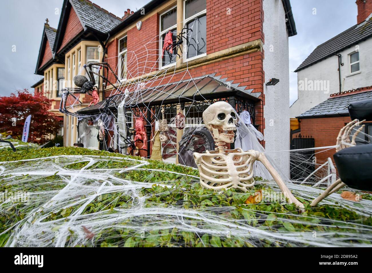 La casa della famiglia Hargreaves a Llandaff, vicino a Cardiff, è decorata e adornata con decine di decorazioni realistiche di Halloween, installato da Danny Hargreaves, che lavora in TV effetti speciali. Foto Stock