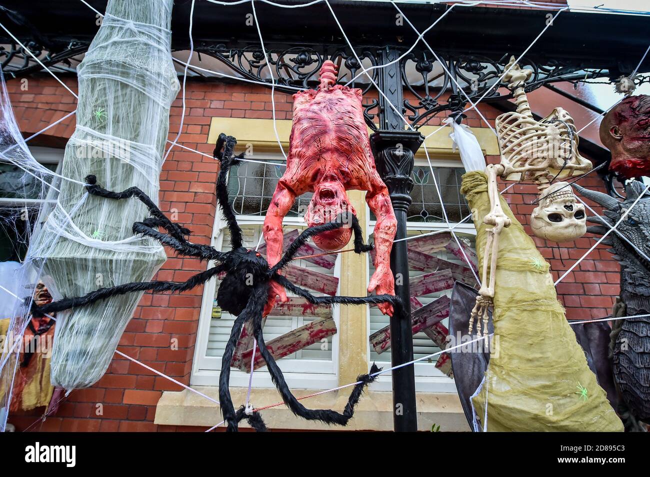 La casa della famiglia Hargreaves a Llandaff, vicino a Cardiff, è decorata e adornata con decine di decorazioni realistiche di Halloween, installato da Danny Hargreaves, che lavora in TV effetti speciali. Foto Stock