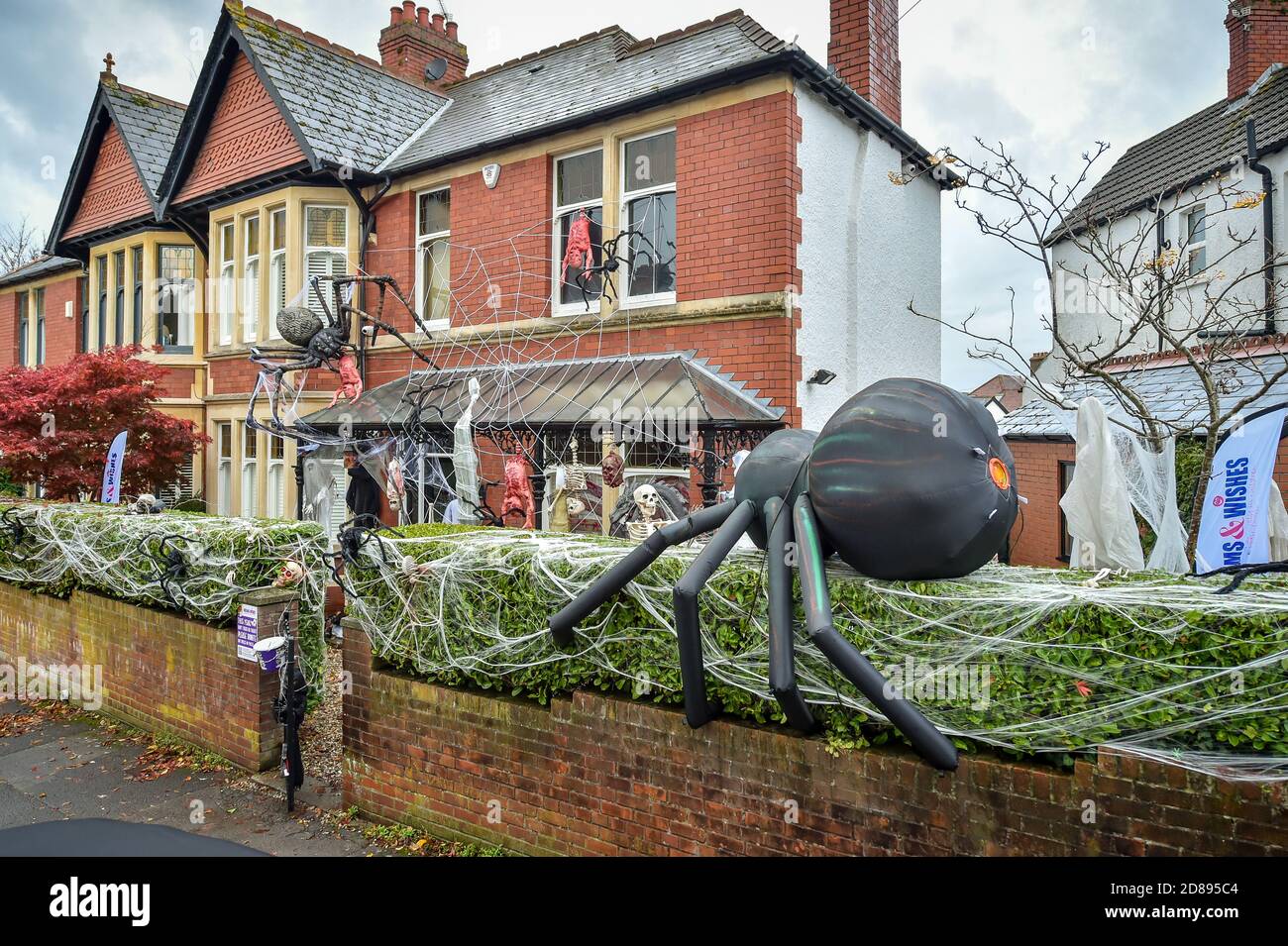 La casa della famiglia Hargreaves a Llandaff, vicino a Cardiff, è decorata e adornata con decine di decorazioni realistiche di Halloween, installato da Danny Hargreaves, che lavora in TV effetti speciali. Foto Stock