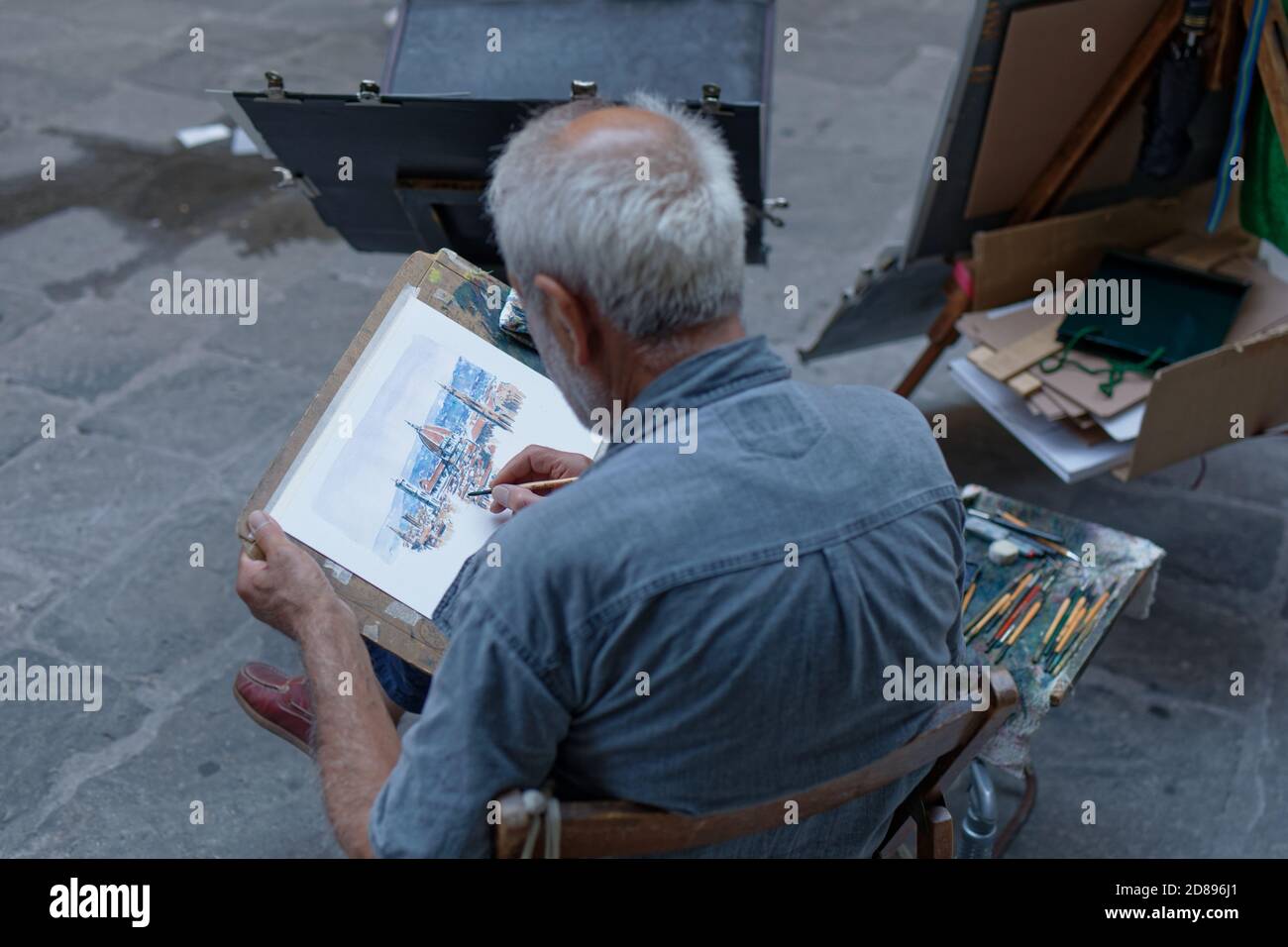 Artista crea un disegno di paesaggio urbano a Firenze, Italia. Parte storica di Firenze, dichiarata Patrimonio dell'Umanità dall'UNESCO Foto Stock