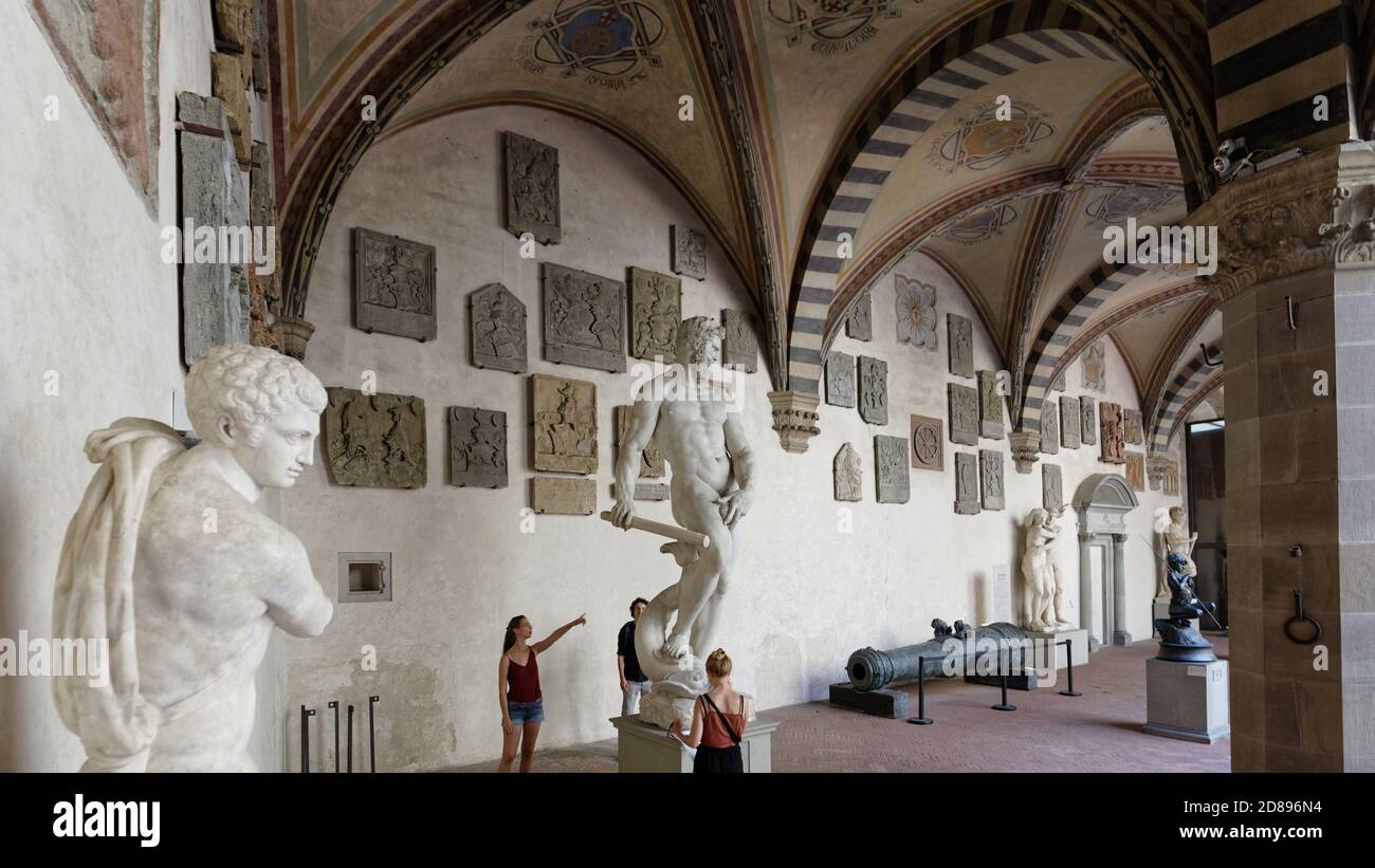Sculture e rilievi in Palazzo del Bargello a Firenze. Costruito nel XIII secolo, il palazzo fu aperto come museo nazionale nel 1865 Foto Stock