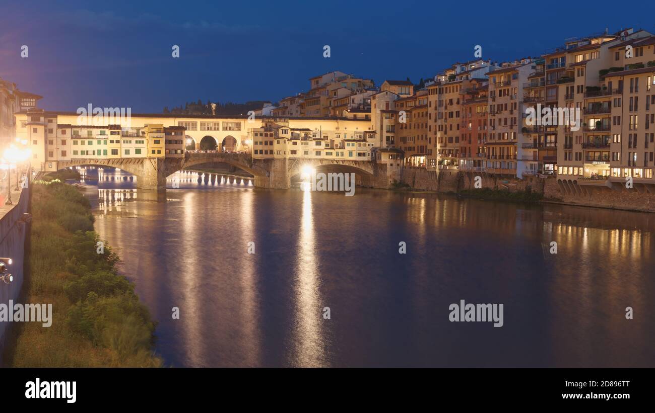 Vista notturna di Ponte Vecchio sul fiume Arno a Firenze. Il centro storico di Firenze è dichiarato Patrimonio dell'Umanità dall'UNESCO dal 1982 Foto Stock