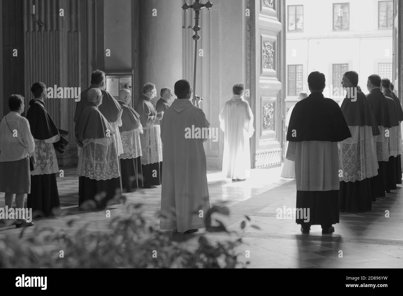 Il clergymen incontra gli ospiti all'inizio di una messa nella chiesa di San Lorenzo, Firenze, durante la festa di San Lorenzo Foto Stock