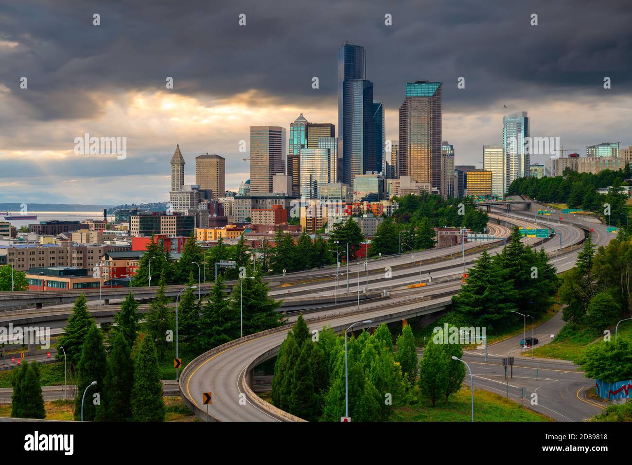 Seattle, Washington, Stati Uniti d'America skyline del centro e autostrade al crepuscolo. Foto Stock