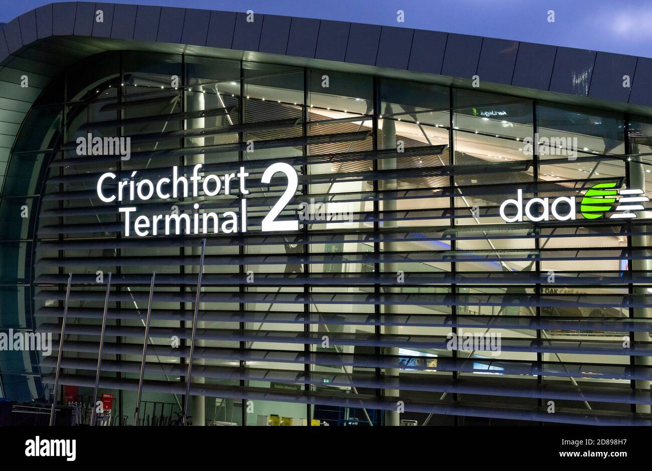 Vista notturna dell'aeroporto di Dublino del Terminal 2 dell'aeroporto internazionale di Dublino Facciata dell'edificio a Dublino, Irlanda, a partire da ottobre 2020 Foto Stock
