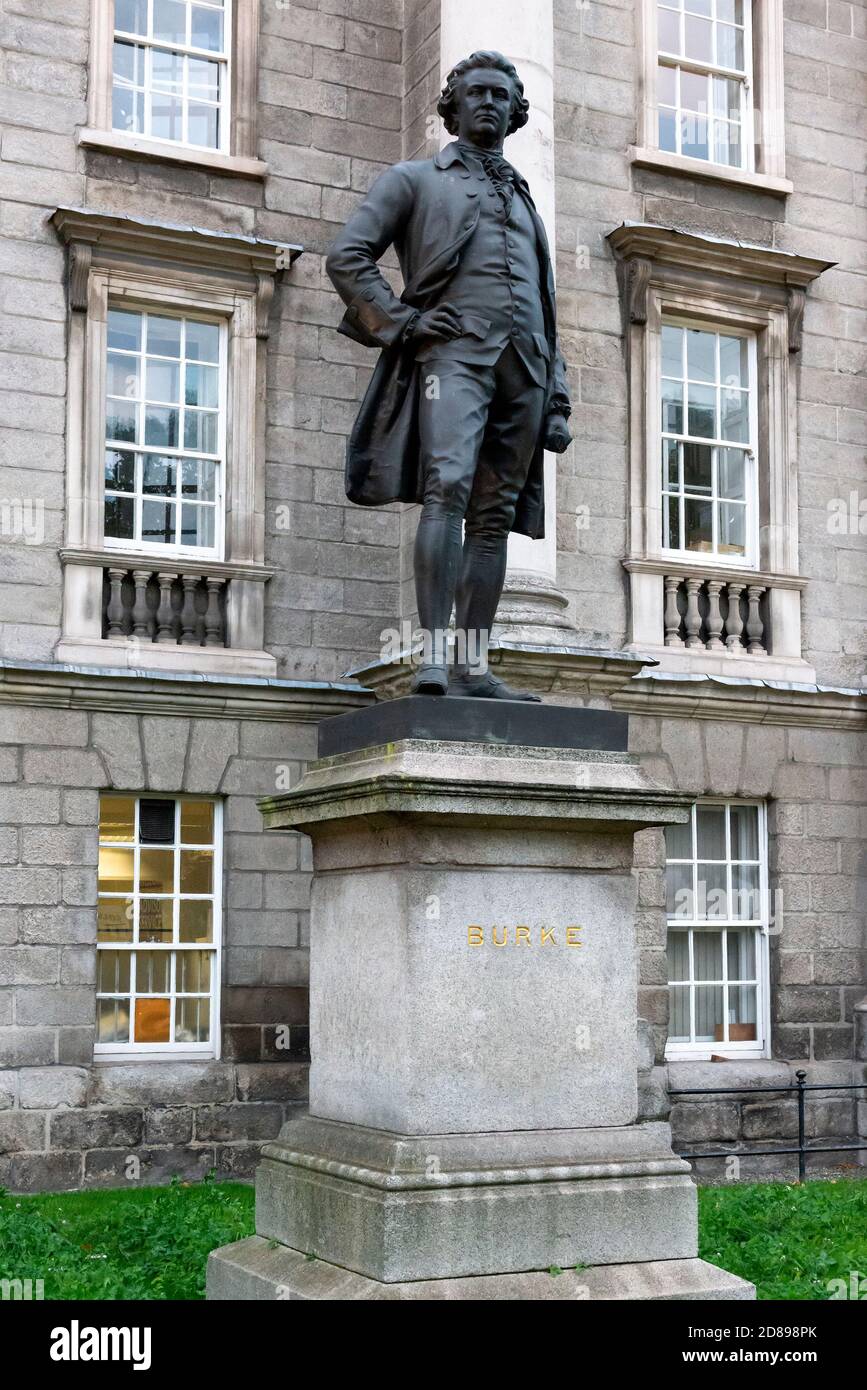 Statua di Edmund Burke di J.H.Foley al Trinity College di Dublino come scrittore, politico e filosofo irlandese Foto Stock