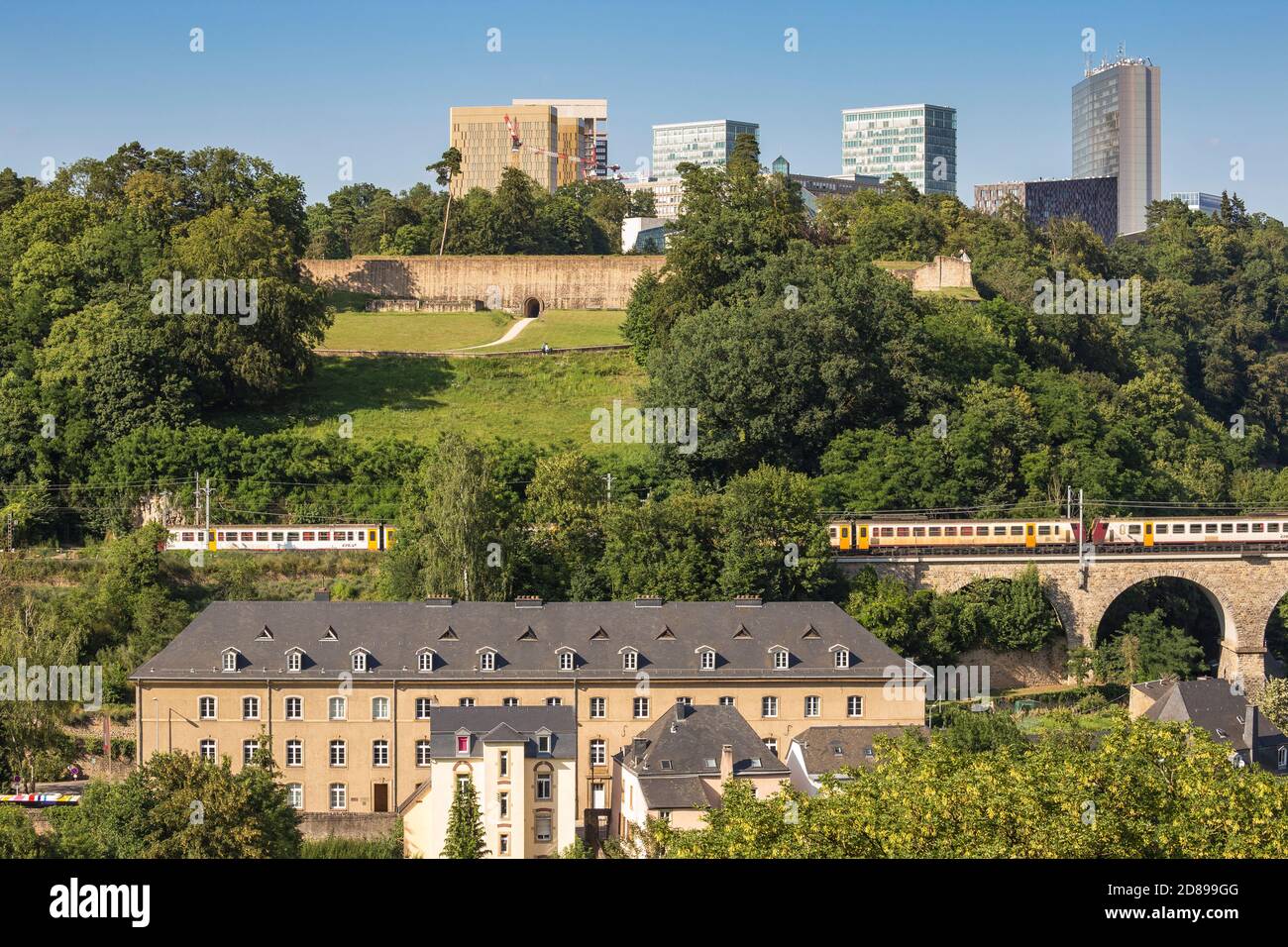 Lussemburgo Il Lussemburgo città, vista del treno Pfaffenthal viadotto e Kirchberg Plateau Foto Stock