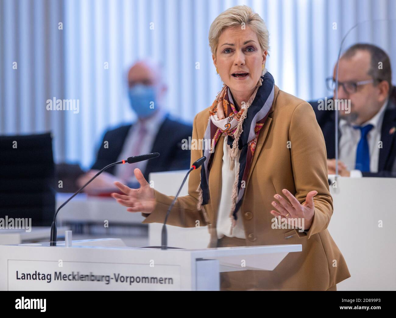 Schwerin, Germania. 28 Ott 2020. Manuela Schwesig (SPD), primo ministro del Meclemburgo-Vorpommern, parla al parlamento statale sul bilancio suppletivo del governo statale 2020/2021 per far fronte alle conseguenze della crisi di Corona. Il bilancio suppletivo prevede 2.15 miliardi di euro di nuovo debito, il che significherebbe che il più alto livello di debito nella storia del Meclemburgo-Vorpommern sarebbe raggiunto a 12.2 miliardi di euro. Credit: Jens Büttner/dpa-Zentralbild/dpa/Alamy Live News Foto Stock