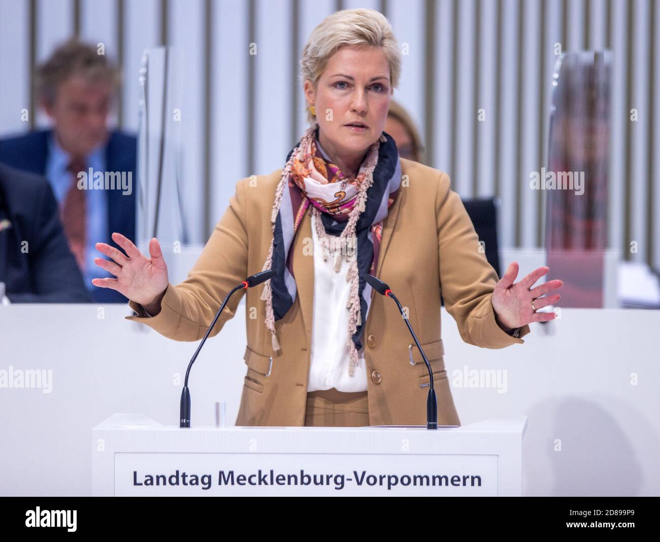 Schwerin, Germania. 28 Ott 2020. Manuela Schwesig (SPD), primo ministro del Meclemburgo-Vorpommern, parla al parlamento statale sul bilancio suppletivo del governo statale 2020/2021 per far fronte alle conseguenze della crisi di Corona. Il bilancio suppletivo prevede 2.15 miliardi di euro di nuovo debito, il che significherebbe che il più alto livello di debito nella storia del Meclemburgo-Vorpommern sarebbe raggiunto a 12.2 miliardi di euro. Credit: Jens Büttner/dpa-Zentralbild/dpa/Alamy Live News Foto Stock