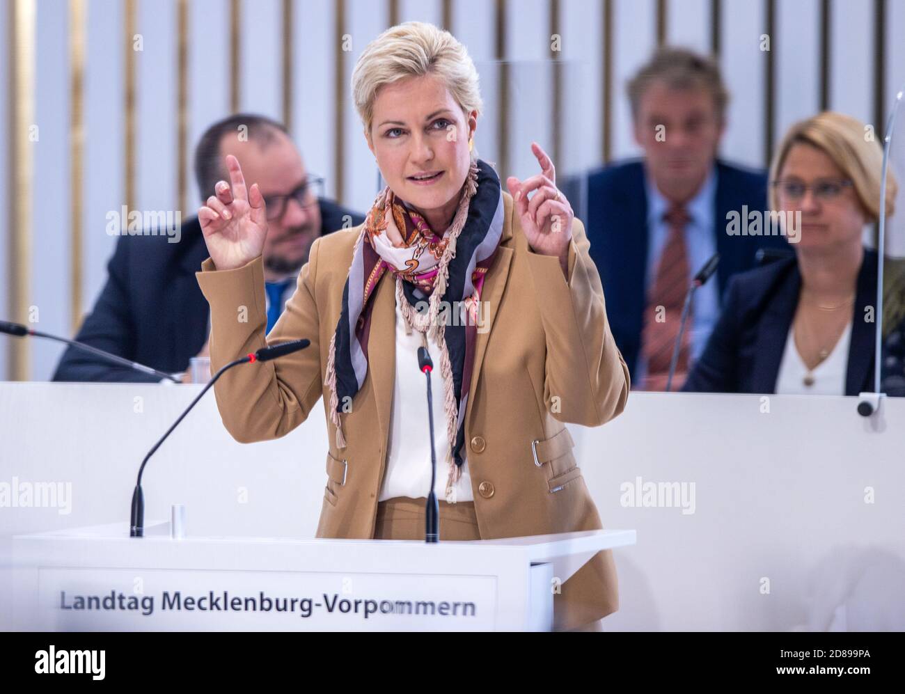 Schwerin, Germania. 28 Ott 2020. Manuela Schwesig (SPD), primo ministro del Meclemburgo-Vorpommern, parla al parlamento statale sul bilancio suppletivo del governo statale 2020/2021 per far fronte alle conseguenze della crisi di Corona. Il bilancio suppletivo prevede 2.15 miliardi di euro di nuovo debito, il che significherebbe che il più alto livello di debito nella storia del Meclemburgo-Vorpommern sarebbe raggiunto a 12.2 miliardi di euro. Credit: Jens Büttner/dpa-Zentralbild/dpa/Alamy Live News Foto Stock