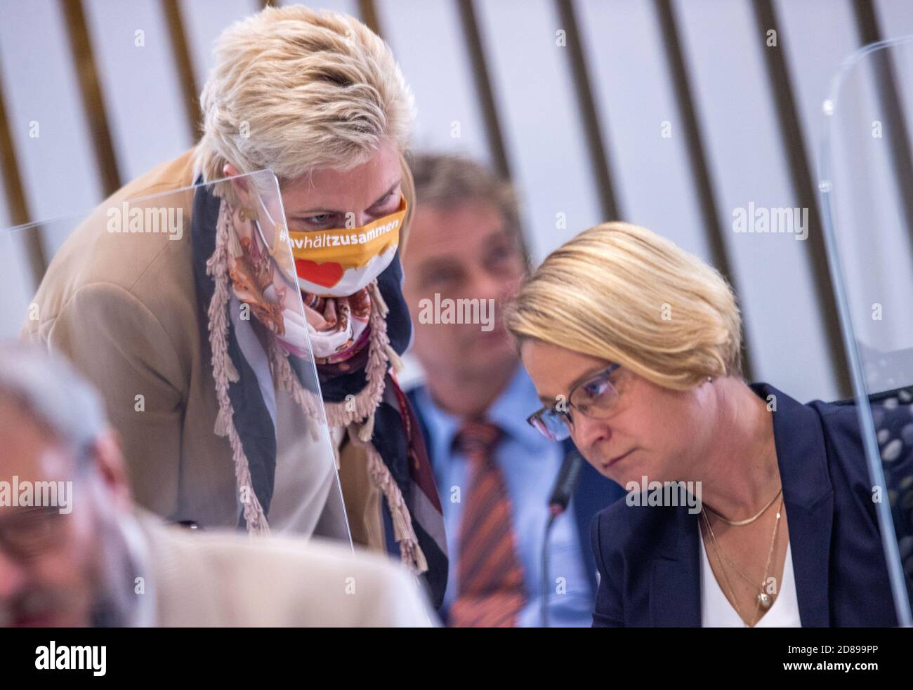 Schwerin, Germania. 28 Ott 2020. Manuela Schwesig (SPD, l), Ministro Presidente del Meclemburgo-Vorpommern, parla al parlamento di Stato con Birgit Hesse (r), Presidente del parlamento di Stato, dopo la presentazione del bilancio suppletivo del governo statale 2020/2021 per far fronte alle conseguenze della crisi di Corona. Il bilancio suppletivo prevede l'assunzione di 2.15 miliardi di euro di nuovo debito, il che significherebbe il più alto livello di debito nella storia del Meclemburgo-Vorpommern a 12.2 miliardi di euro. Credit: Jens Büttner/dpa-Zentralbild/dpa/Alamy Live News Foto Stock