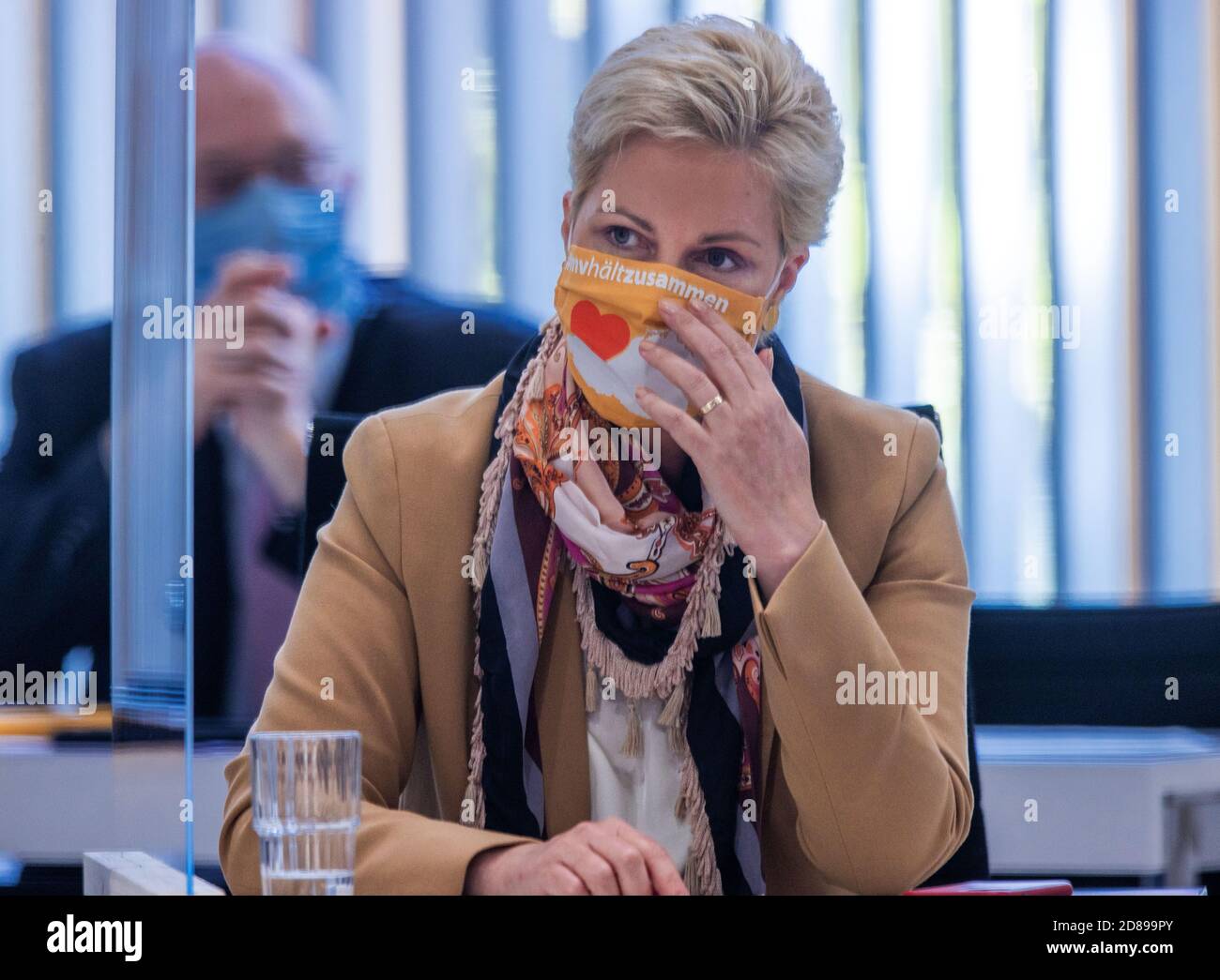 Schwerin, Germania. 28 Ott 2020. Manuela Schwesig (SPD), primo ministro del Meclemburgo-Pomerania occidentale, segue il dibattito in parlamento con la protezione bocca e naso sul bilancio suppletivo del governo statale 2020/2021 per far fronte alle conseguenze della crisi della corona. Il bilancio suppletivo prevede l'assunzione di 2.15 miliardi di euro di nuovi debiti, con il risultato che il più alto livello di debito nella storia del Meclemburgo-Vorpommern sarebbe di 12.2 miliardi di euro. Credit: Jens Büttner/dpa-Zentralbild/dpa/Alamy Live News Foto Stock