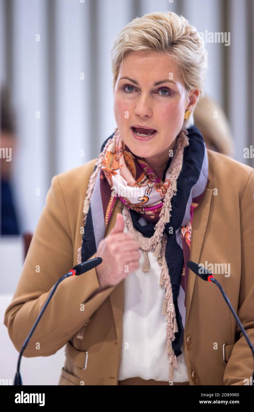 Schwerin, Germania. 28 Ott 2020. Manuela Schwesig (SPD), primo ministro del Meclemburgo-Vorpommern, parla al parlamento statale sul bilancio suppletivo del governo statale 2020/2021 per far fronte alle conseguenze della crisi di Corona. Il bilancio suppletivo prevede 2.15 miliardi di euro di nuovo debito, il che significherebbe che il più alto livello di debito nella storia del Meclemburgo-Vorpommern sarebbe raggiunto a 12.2 miliardi di euro. Credit: Jens Büttner/dpa-Zentralbild/dpa/Alamy Live News Foto Stock